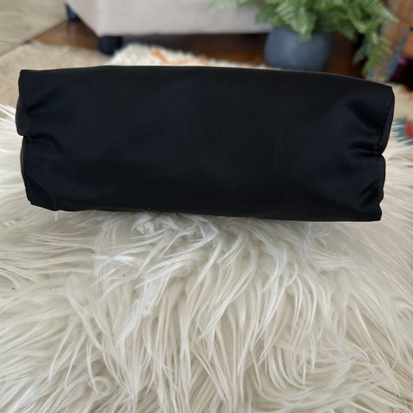 Like new Salvatore Ferragamo bow cosmetic bag - Picture 4 of 6